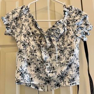 Flowery crop top that is perfect for the summer!